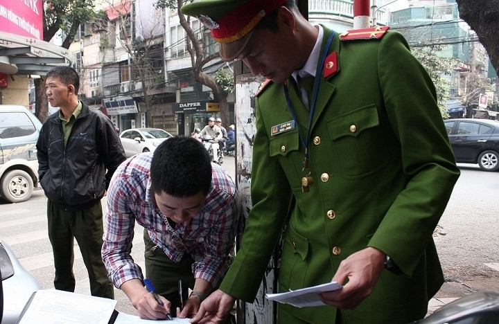 Tài xế bị phạt 800.000 đồng vì... tin Google map. (Ảnh: VTC)