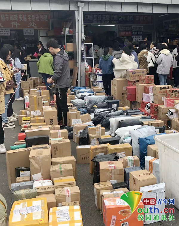 Sinh viên chỉ cần đặt hàng và chờ đợi tin nhắn của nhà trường để đến địa điểm nhận đồ.