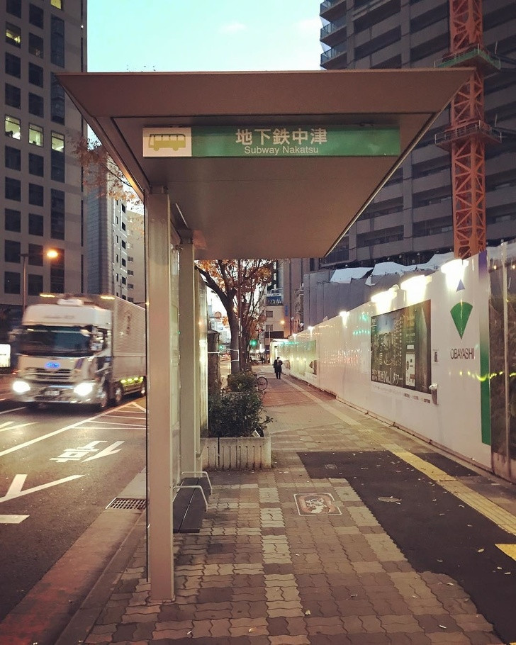 Điểm dừng giao thông công cộng được che chắn.