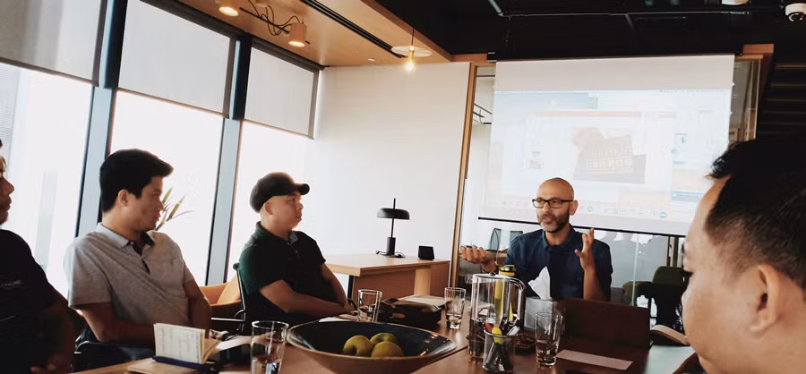 Hình ảnh đoàn hành trình giao lưu với Mr. Omri Topol, một startup thành công tại Israel.