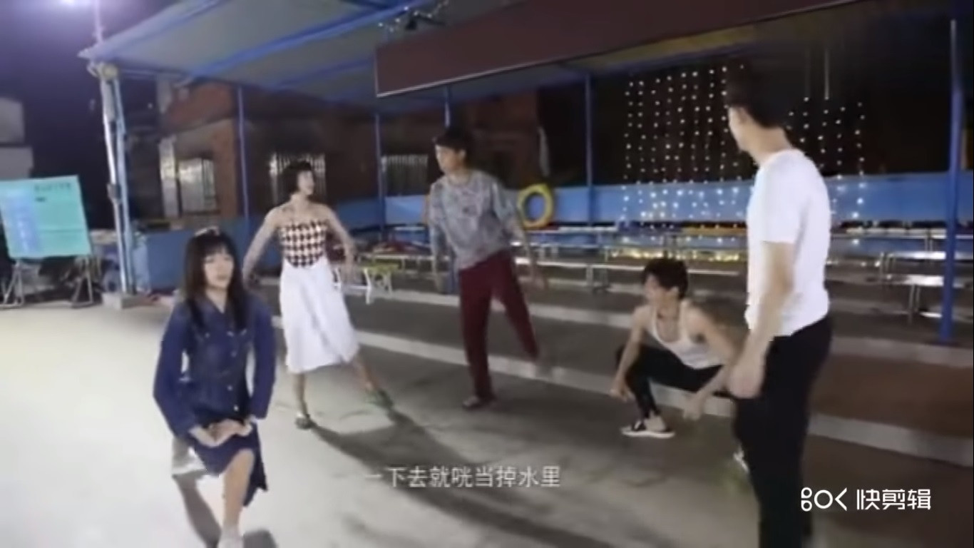 Xuống hồ bơi cũng thế, vì nước lạnh lắm ai ơi.