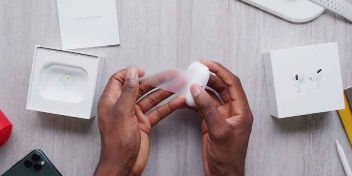 Chỉ chưa đầy một ngày sau khi ra mắt, YouTuber công nghệ Marques Brownlee của kênh MKBHD đã có cơ hội trên tay và trải nghiệm bộ đôi tai nghe đắt bằng 1 chiếc smartphone này.