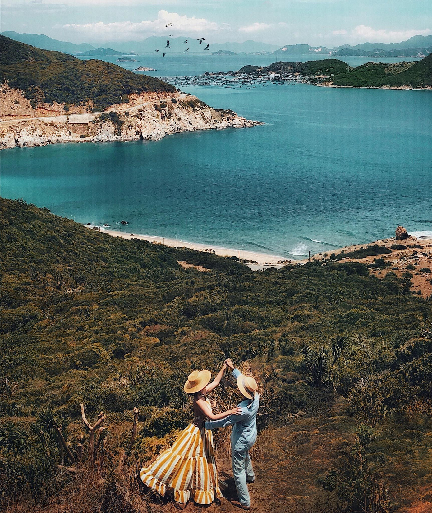 Vịnh Vĩnh Hy - địa danh nổi tiếng Ninh Thuận hiện lên tuyệt đẹp như một giấc mơ.