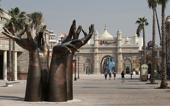 Du khách đi vào cổng công viên Bollywood để vào Legoland Dubai, một phần trong dự án công viên và khu nghỉ dưỡng ở Dubai (UAE).