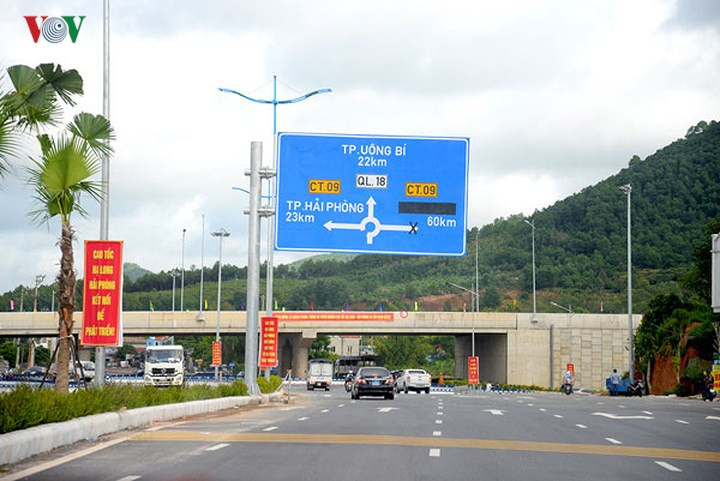 Từ đại lộ 10 làn xe ở cửa ngõ của thành phố Hạ Long tại phường Đại Yên, các phương tiện dễ dàng lưu thông lên điểm đầu của đường cao tốc.