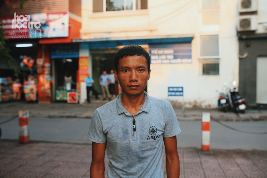 Anh Hồ Công Hưng (sinh năm 1988, quê ở Nghệ An) là một trong những người dân thuê dãy trọ giá rẻ.