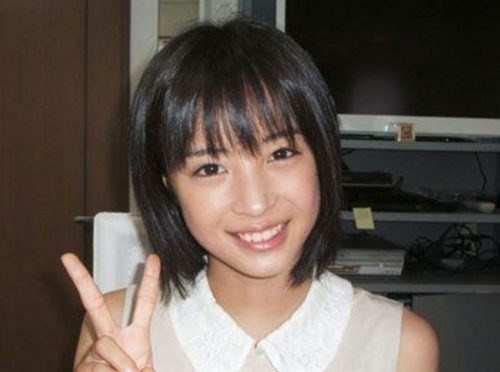 Suzu Hirose hiện đang là một trong những nữ diễn viên trẻ nổi tiếng nhất tại Nhật Bản. Ngay từ bé cô đã rất xinh đẹp.