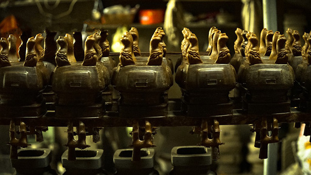 Nằm trên đường Nguyễn Duy Cung (Q.Gò Vấp), An Hội nổi danh với sản phẩm lư hương thủ công tinh xảo.