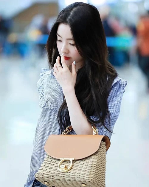 Kiểu áo tay bồng xinh xắn với chi tiết bèo nhún tiểu thư từng được Irene 