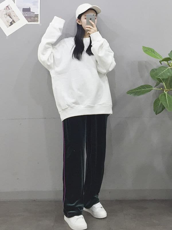 Một chiếc quần culottes vải nhung mềm kiểu dáng thể thao cũng là sự lựa chọn mới lạ cho teen trong mùa lạnh năm nay. Kết hợp cùng áo sweater đơn giản, giày thể thao và một chiếc mũ lưỡi trai sẽ biến bạn trở thành một fashionista thực thụ.