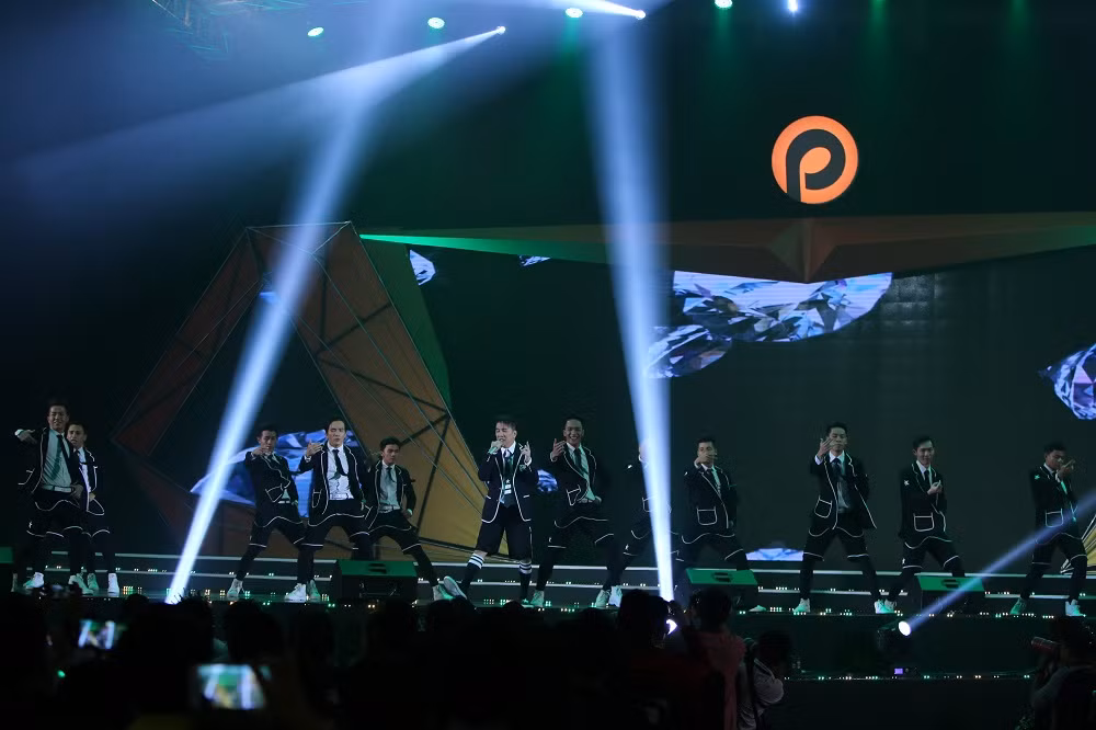 Trên sân khấu POPS Awards 2017, Đàm Vĩnh Hưng đã từng thể hiện ca khúc Vì anh là soái ca và liên khúc Sài Gòn Bolero.