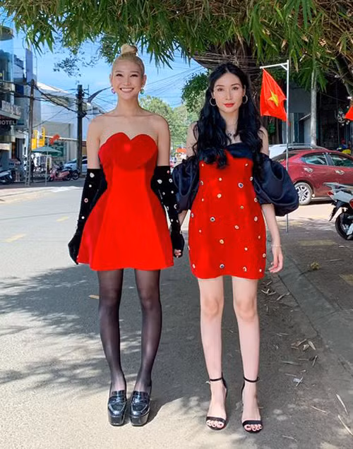 Diệp Linh Châu và chị gái tông xuyệt tông váy đỏ như búp bê.