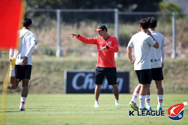 HLV Kim Han-yoon (áo đỏ) sẽ làm trợ lý cho HLV Park Hang Seo và dẫn dắt đội U23 Việt Nam trong đợt tập trung vào tháng sáu.