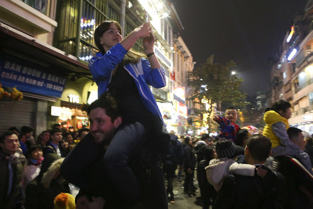 Du khách nước ngoài tỏ ra vô cùng phấn khích, tự nhiên thể hiện cảm xúc trong không khí sôi động.