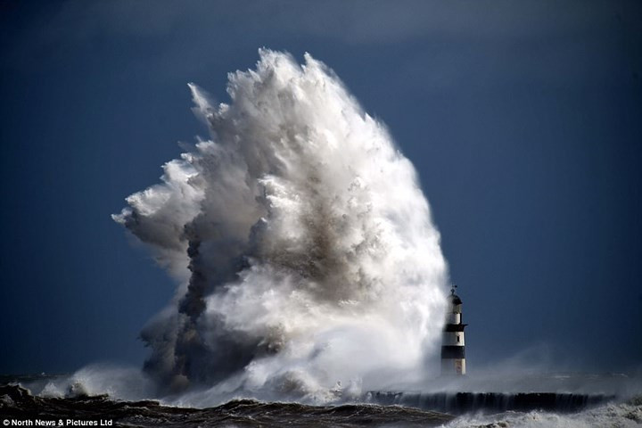 Tác phẩm “Con quái vật” của tác giả Paul Kingston chụp tại Ngọn hải đăng Seaham trên bờ biển Durham, phía đông bắc nước Anh.