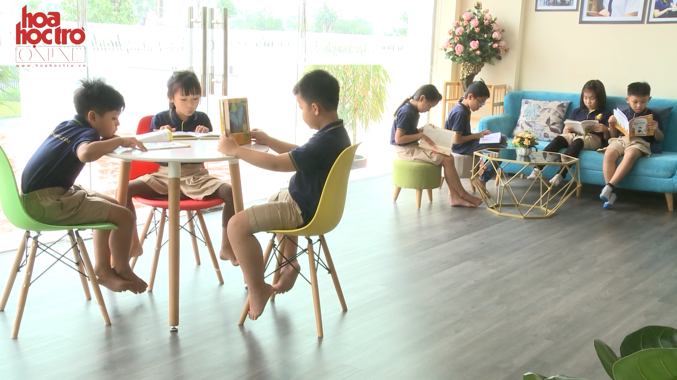 Thư viện trường rộng rãi với hàng trăm đầu sách được chọn lựa.