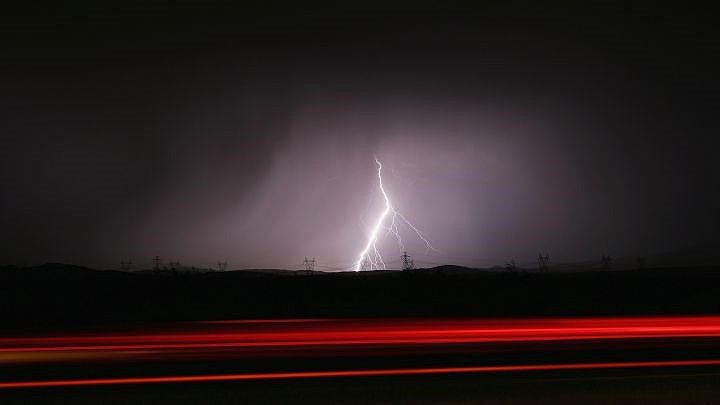 Gần 500 người là nạn nhân của cơn bão khủng khiếp ở Dronka, Ai Cập khi một tia sét khổng lồ đánh trúng 3 thùng dầu lớn, mỗi thùng chứa 5000 tấn nhiên liệu diesel dùng cho máy bay.