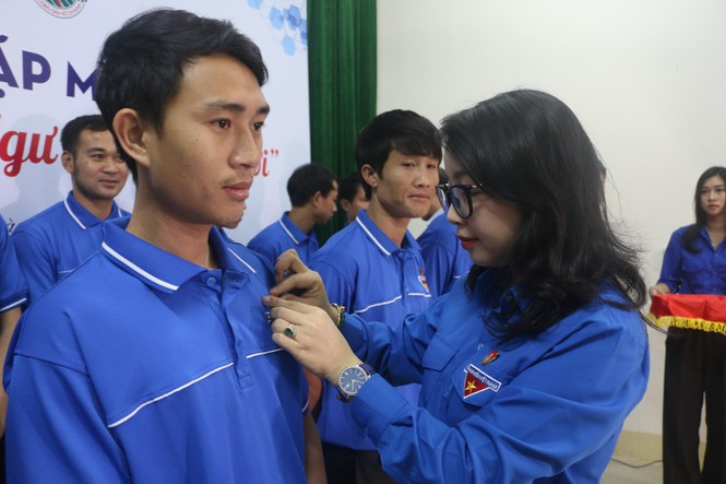 Quyền Bí thư Tỉnh đoàn Nghệ An Nguyễn Thị Thơm trao kỷ niệm chương cho thành viên CLB Ngư dân trẻ ra khơi.