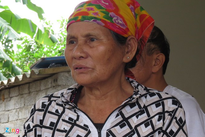 Nhiều gia đình ở Nghệ An lo lắng khi con mất liên lạc. Ảnh: Phạm Hòa.