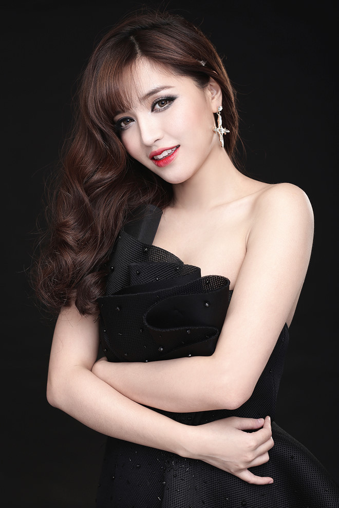 Đây cũng là khoảng thời gian, Bích Phương bắt đầu nhận phải những nghi án thẩm mỹ về nhan sắc của mình. Tuy nhiên nữ ca sĩ chưa bao giờ thừa nhận nhờ đến dao kéo, cô chỉ chia sẻ nhan sắc thay đổi là do quá trình giảm cân và thay đổi cách trang điểm, làm tóc.