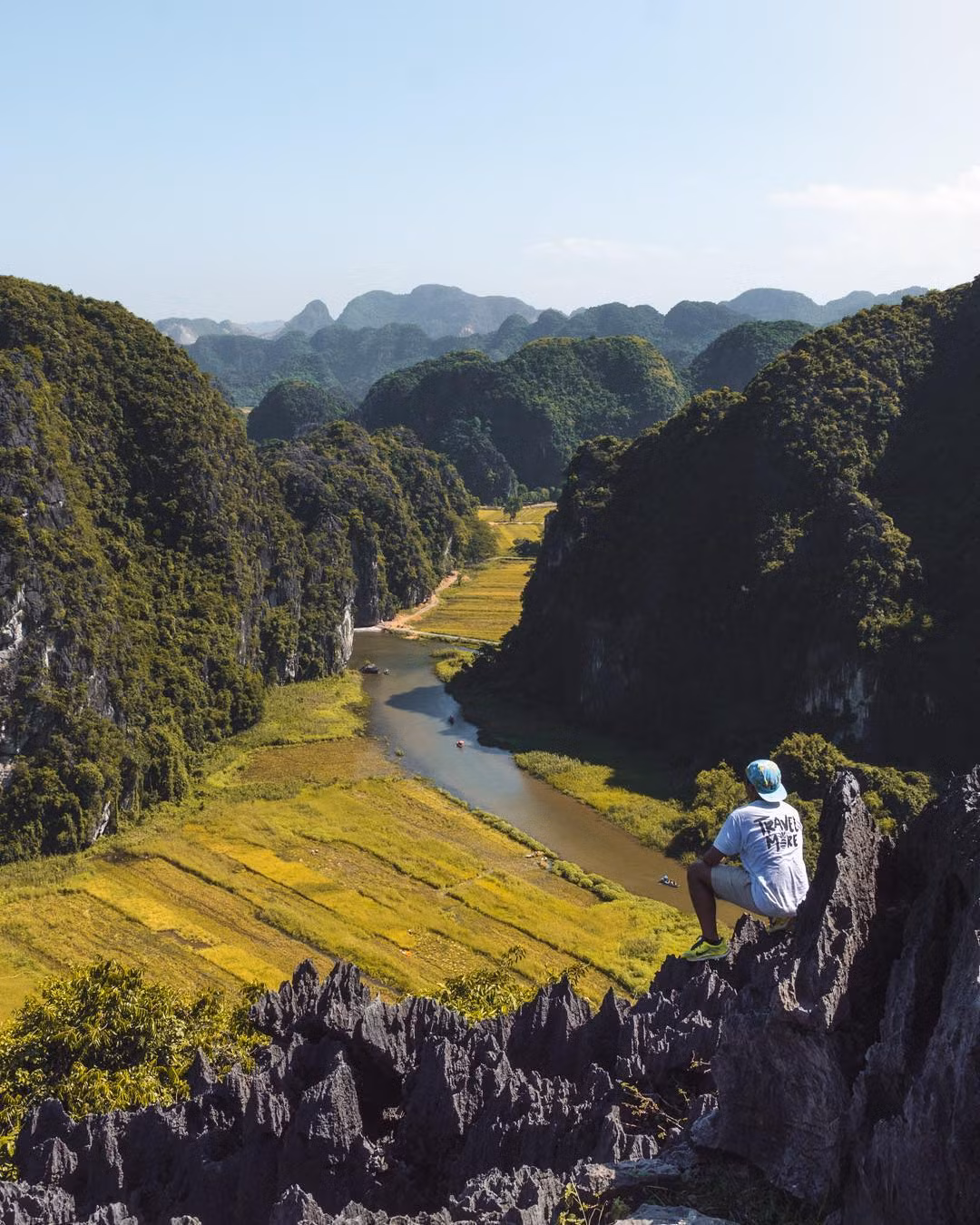 Ở một góc nhìn cao hơn, bạn sễ thấy như cả Tam Cốc mùa này đều ngập sắc vàng.