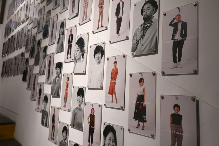 Nhân viên Crazy Inc. và giám đốc Kazuhiko Moriyama (ảnh trên cùng bên phải).