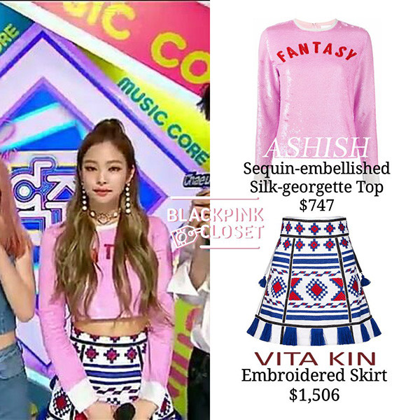 Đâu chỉ cắt ngắn váy, đội ngũ stylist còn biến tấu cả áo. Một chiếc áo thun bình thường đã được hô biến thành áo crop top để khoe được vòng eo con kiến của Jennie.