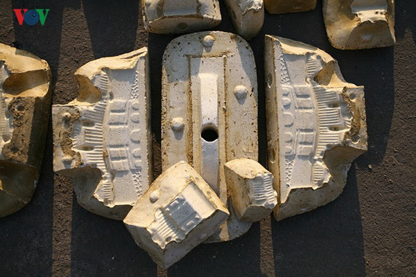 Một bộ khuôn thạch cao mẫu Chùa Cầu, sau khi dỡ khuôn được vệ sinh và phơi.