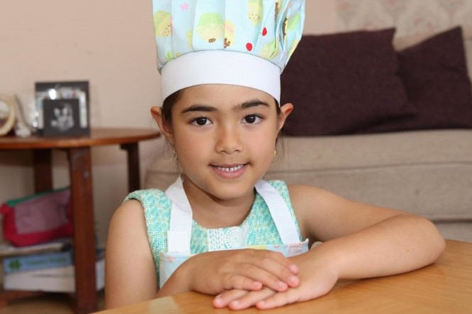 Bé Berliana McKenzie muốn tạo ra món nước xốt của mình nổi tiếng trên thế giới. CHỤP MÀN HÌNH: NEWS24FEED.COM.