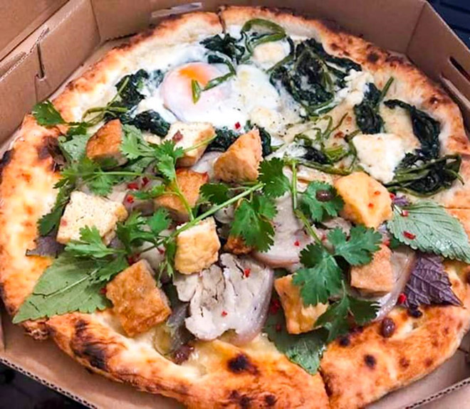 Hình ảnh pizza bún đậu mắm tôm in trong menu và ngoài đời thật. Ảnh: Ami Huỳnh. Hình ảnh pizza bún đậu mắm tôm in trong menu và ngoài đời thật. Ảnh: Ami Huỳnh.