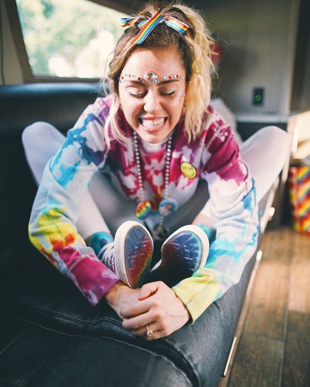 Miley hào hứng khi khoát lên mình ấn phẩm Converse tặng cộng đồng LGBT.