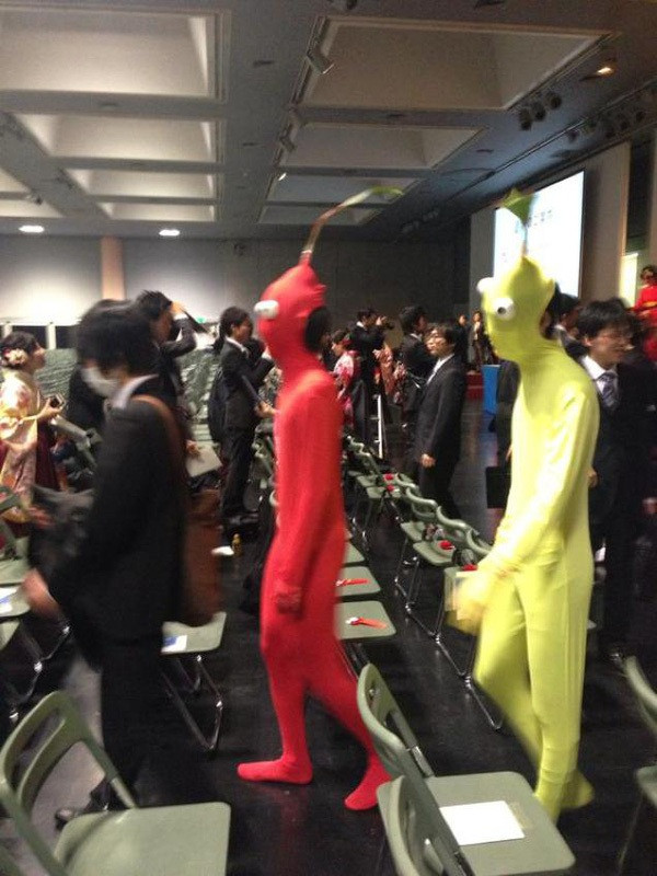 Thoáng qua, sự xuất hiện của mấy anh chàng đỏ, vàng này trông chẳng khác gì một cơn ác mộng...