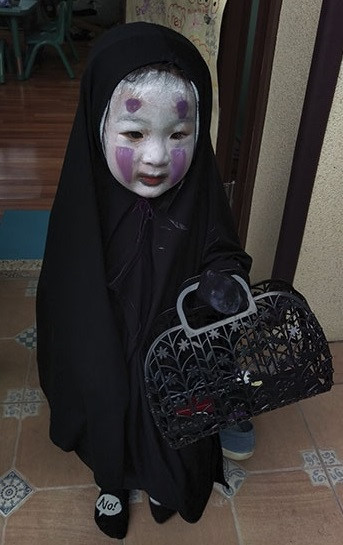 Cô bé Momo Lu từng trở thành hiện tượng mạng xã hội năm 2016 nhờ màn hóa trang thành nhân vật Vô Diện. Ảnh: FBNV.