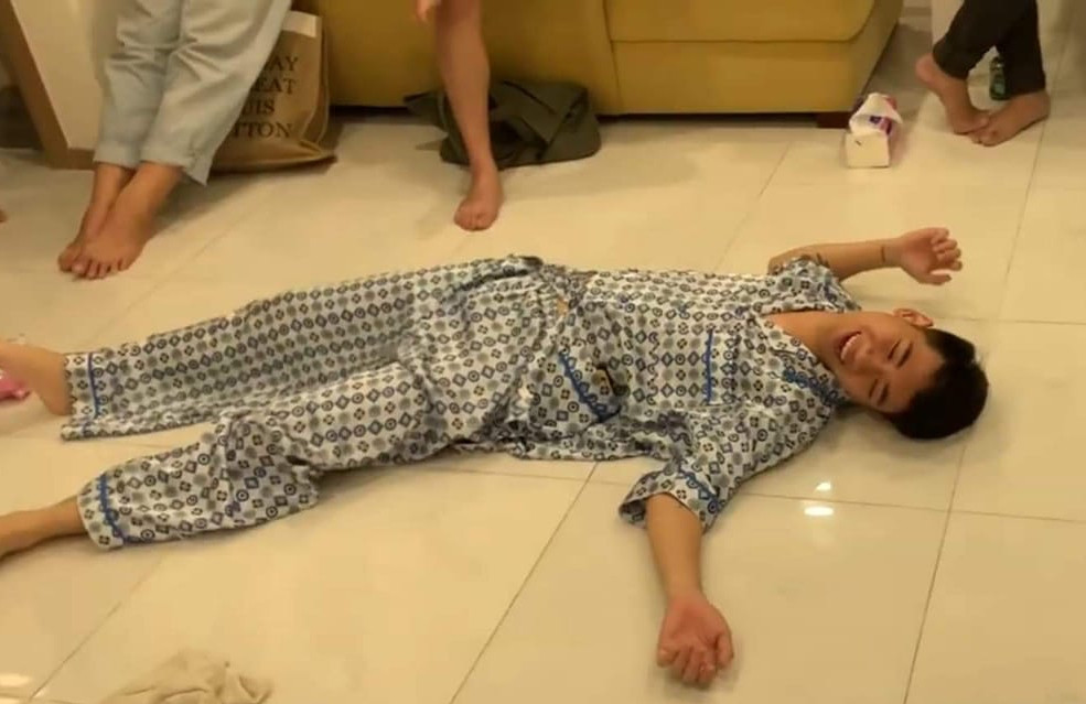 Bức ảnh được fanti gọi là diễn tả chân thật cảm giác: Khi “thính” của crush từ trên trời vô tình rơi trúng đầu bạn.