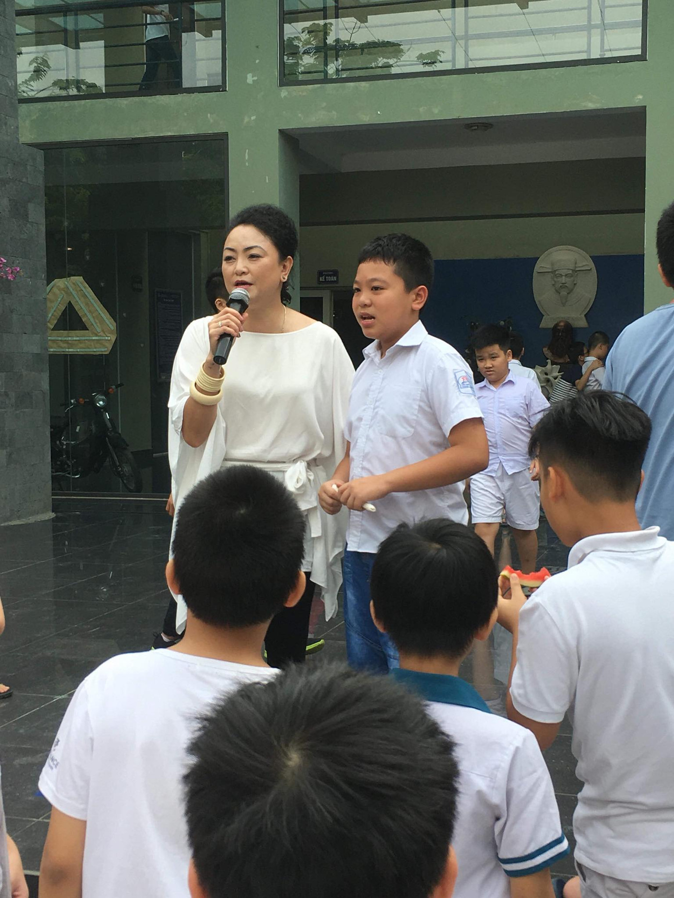 Cô Văn Thuỳ Dương, Phó Hiệu trưởng trường THCS & THPT Lương Thế Vinh.