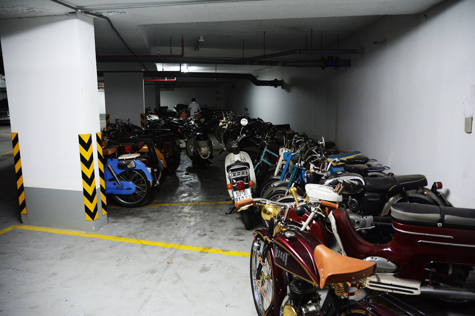 Số lượng xe quá lớn khiến ông Giang phải thuê hẳn một phần bãi giữ xe của chung cư để chứa. Ảnh: HOÀI NHÂN.