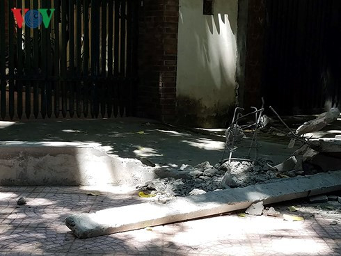 Phần tường bao bị phá ngay trước cổng nhà bà Bùi Thị Kim Duy.