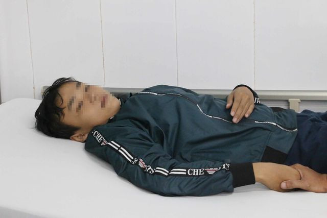 Hiện gia đình em Hữu T. đưa em đến bệnh viện điều trị tiếp vì em than đau đầu và đau nhiều chỗ trên cơ thể.
