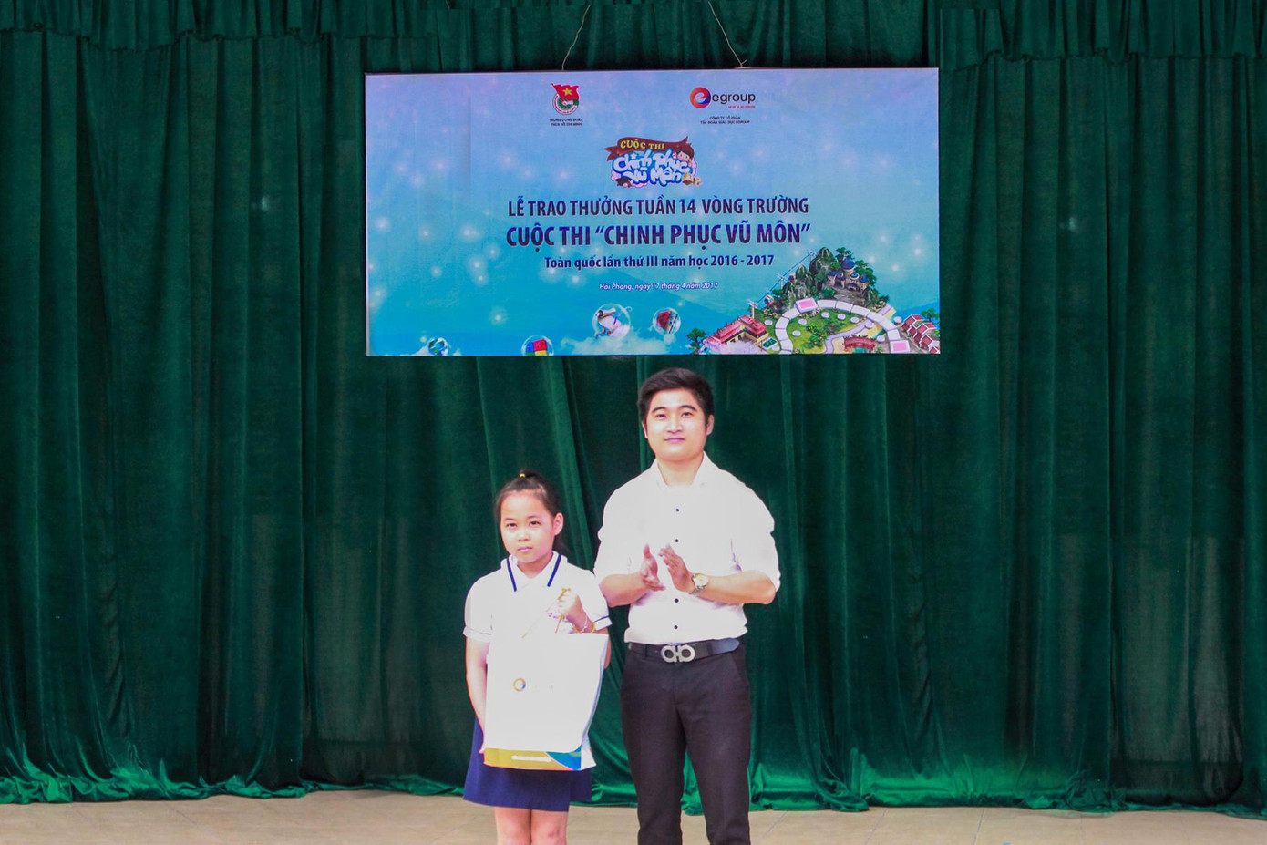 Ông Nguyễn Minh Đức – Đại diện Tập đoàn Giáo dục trao giải cho thí sinh xuất sắc.