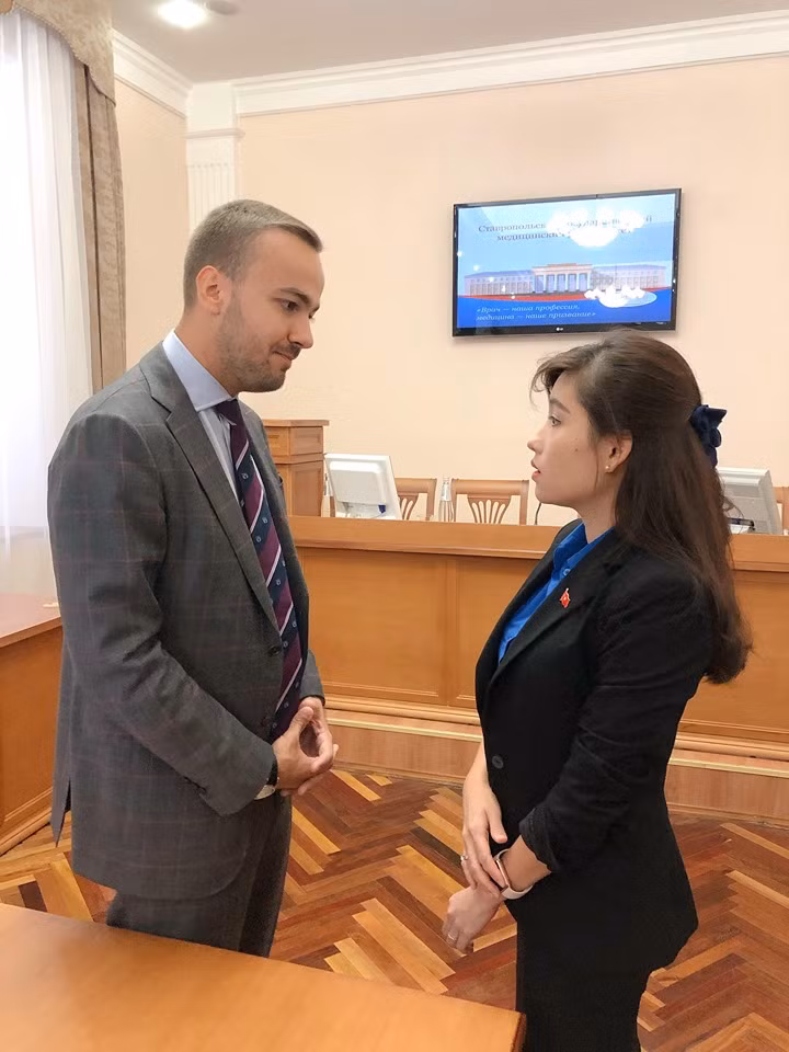 Ông Dimitry Ivanov và chị Hồ Hồng Nguyên trao đổi tại buổi gặp gỡ.