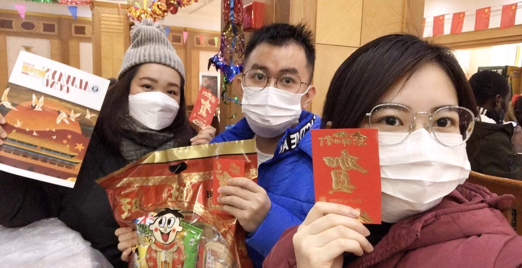 “Đeo khẩu trang vào ai cũng đẹp”, Ngọc Nuôi nói đùa, kèm theo bức ảnh về kệ siêu thị không còn hàng. Ảnh: Nguyễn Thị Ngọc Nuôi.