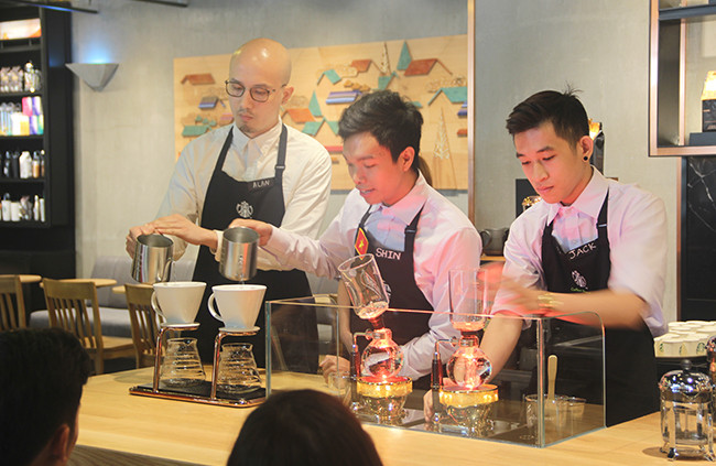 Các Coffee Master vừa pha chế, vừa trò chuyện tại quầy Reserve Bar của Starbucks