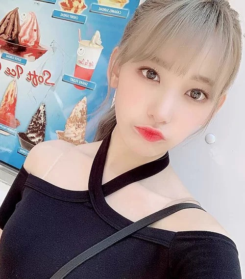 Sakura cũng kết hợp áo trễ vai cùng áo lót có quai dây trong. Thành viên nhóm IZONE được nhiều netizen ngợi khen nhờ phong cách ăn mặc tế nhị.