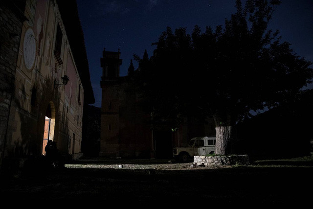 Ông bà ngồi trước thềm nhà hóng mát buổi tối.