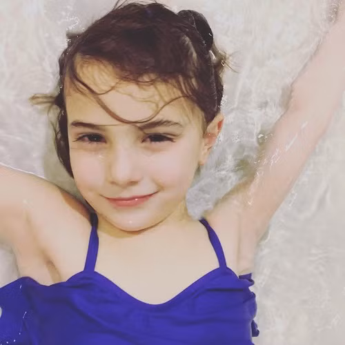 Cô bé thích kết bạn với mọi người ở trường quay.