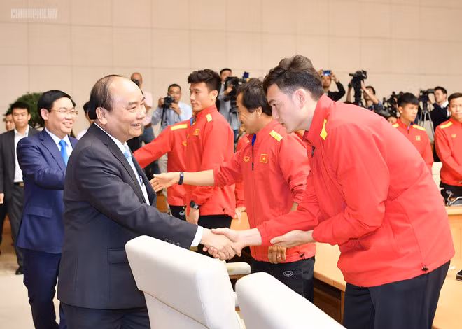 Cách đây gần một tuần, thầy trò HLV Park Hang-seo đã xuất sắc giành chức vô địch AFF Cup 2018 sau khi đánh bại đội tuyển Malaysia trên sân Mỹ Đình, đáp lại tấm lòng mong mỏi của người hâm mộ trong suốt 10 năm qua. Ảnh: Chinhphu.vn.