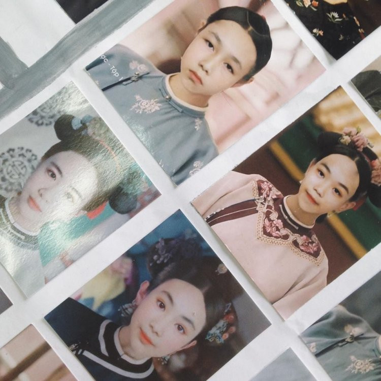 Tất cả học sinh thường ngày mặc đồng phục đều được “phù phép” trở thành các phi tần, cung nữ, thị vệ, nhà vua dưới tài chỉnh sửa ảnh của thành viên trong lớp.