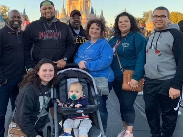 Isaiah đã đạt được mục tiêu đưa cả nhà tới công viên Disney chơi.