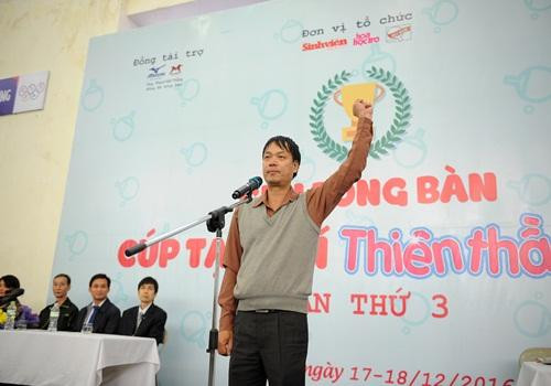 Trọng tài bóng bàn cấp quốc gia Tô Đức Hòa đại diện các trọng tài tuyên thệ.