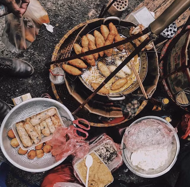 Gánh hàng rong Hàng Bồ (Cre: Instagram @minhhoang)